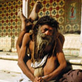 Индийский йог в позе лотоса падмасаны, одетый - изображение в векторном виде