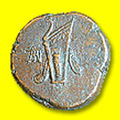 Мелкая монета 4. Византийские бронзовые монеты. Монеты Византийской чеканки 4 буквы. Византийский медяк. Серебряные монеты шестая часть драхмы.