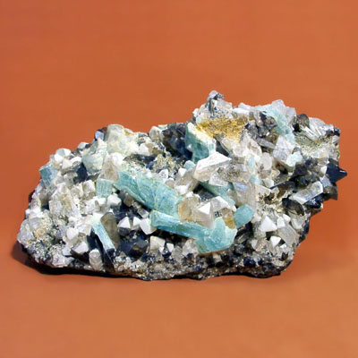 Драгоценный камень синего или голубого цвета, прозрачная разновидность корунда, 6 букв