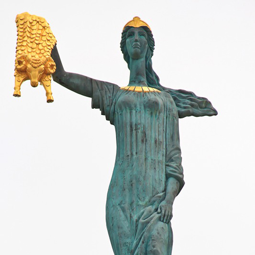 Помощница ясону 5 букв. Медея с золотым руном Батуми. Грузия статуя Медеи с золотым руном. Медея с золотым руном достопримечательности Батуми. Медея статуя.